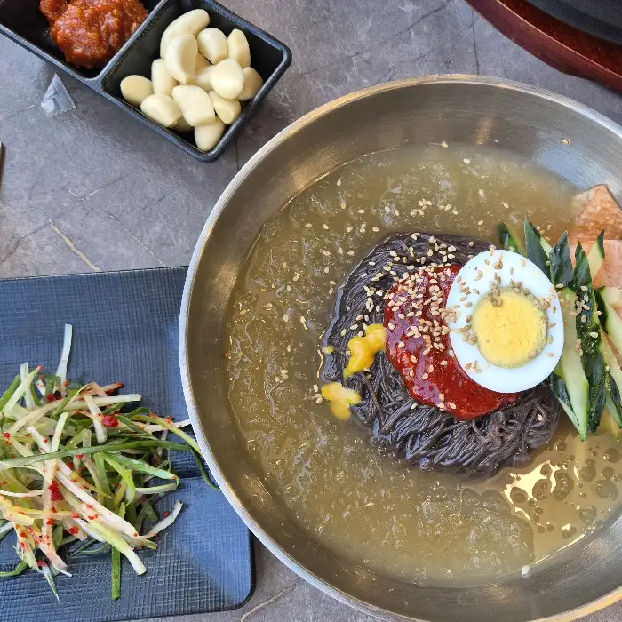 시원한 밀면 한 그릇