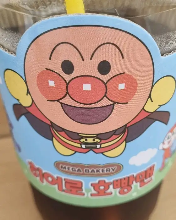 귀여운 캐릭터가 그려진 컵홀더