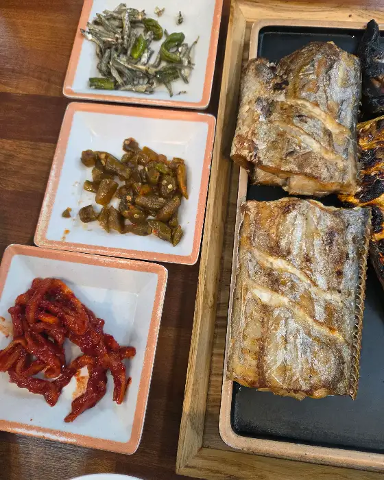 다양한 밑반찬과 곤드레밥