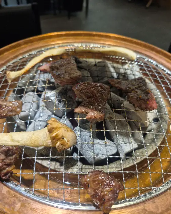 화로 위에서 익어가는 다양한 부위의 고기