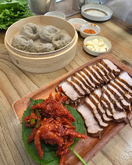 수육과 황태무침, 쌈 채소가 함께 담긴 접시