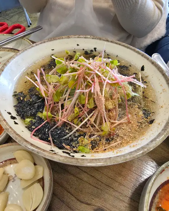 양념과 함께 버무려진 비빔막국수
