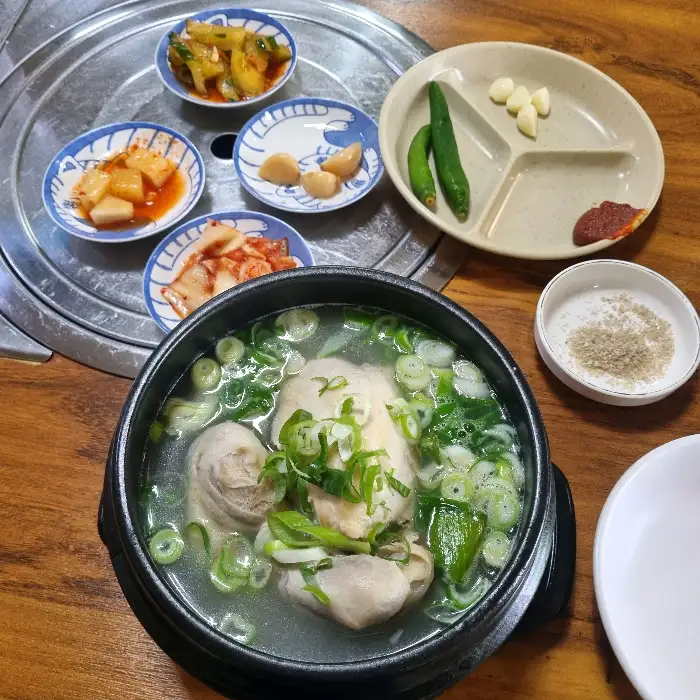 여러 밑반찬들이 담긴 작은 접시들