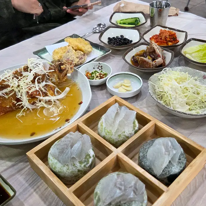 튀겨진 생선 요리와 신선한 회가 담긴 접시