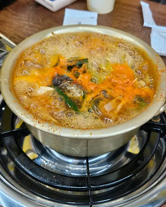 동태탕이 끓고 있는 모습