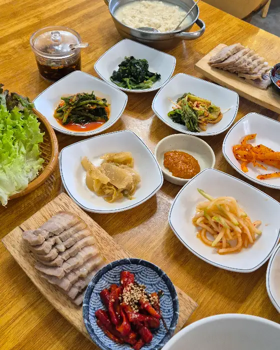 정성스러운 밑반찬 구성
