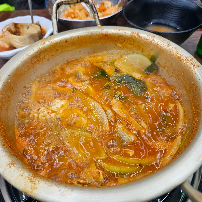 꼬막비빔밥이 담긴 큰 그릇