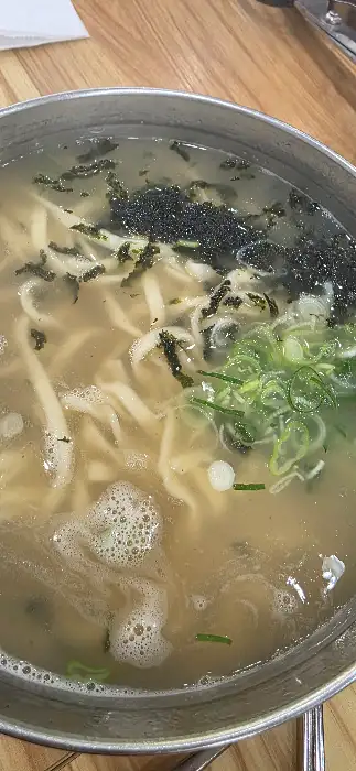 김이 모락모락 나는 칼국수