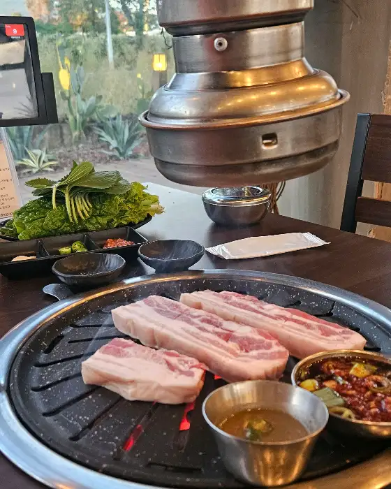 두툼한 흑돼지 삼겹살