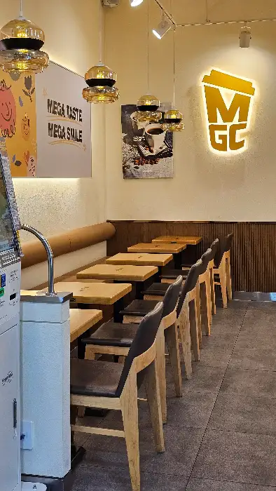 메가커피 내부 테이블