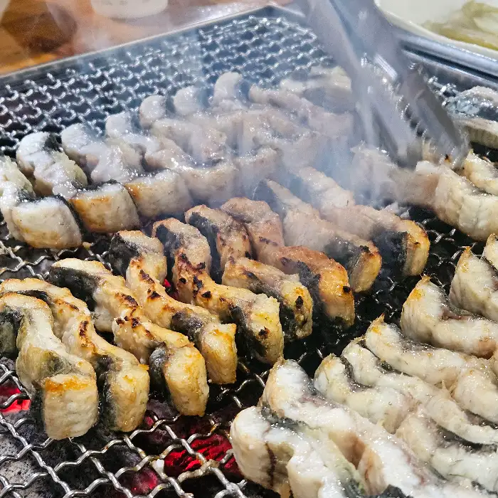 앞뒤로 뒤집어가며 구워지는 장어
