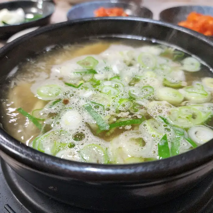 고명으로 파가 듬뿍 올라간 닭곰탕