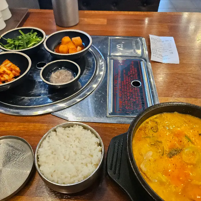 국밥과 함께 나온 밥, 김치, 깍두기, 그리고 국물
