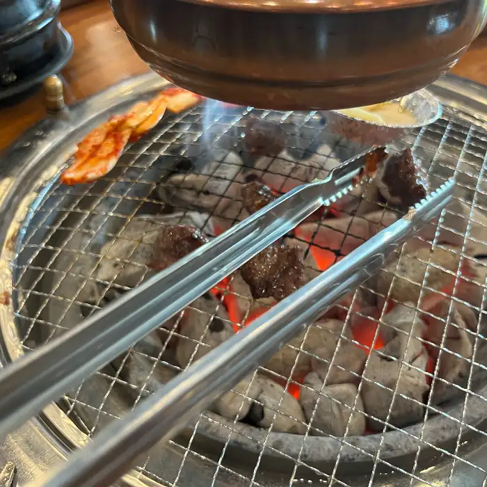 불 위에서 익어가는 소고기와 깻잎