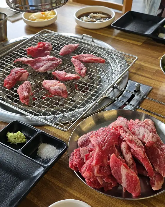 숯불 위에 올라갈 신선한 고기