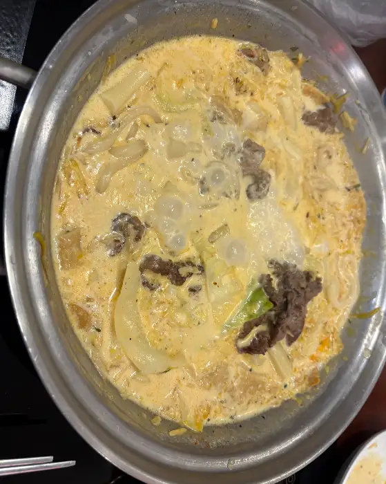 크림 차돌 떡볶이의 부드러운 비주얼