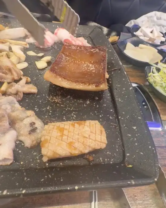 구워지는 삼겹살 껍데기