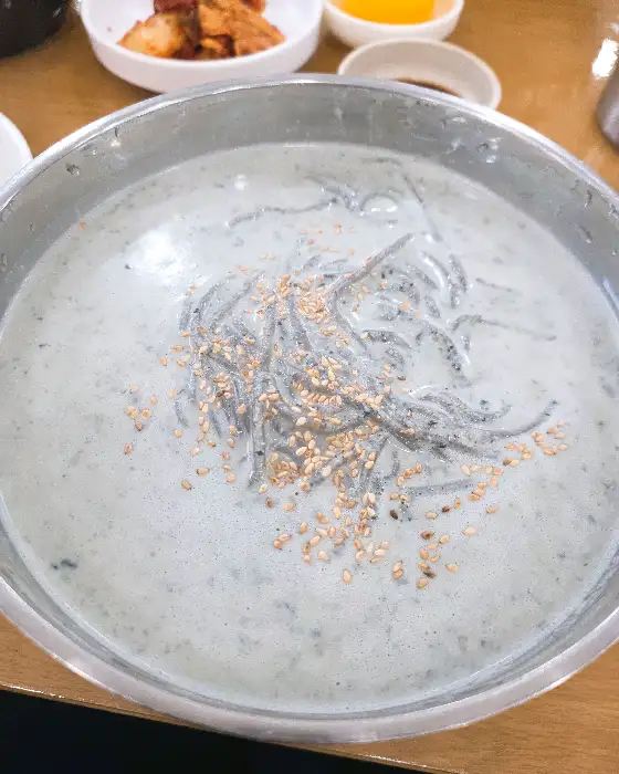 메밀면을 곁들인 콩국수