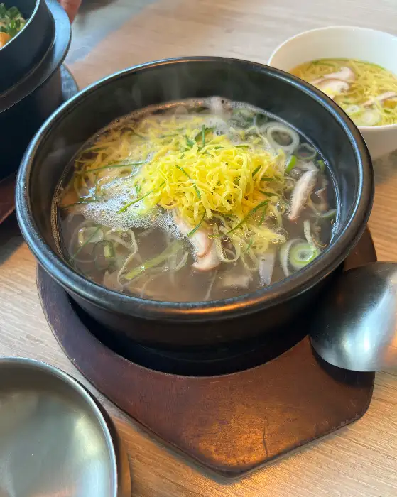 한암동 곰탕의 맑고 진한 국물