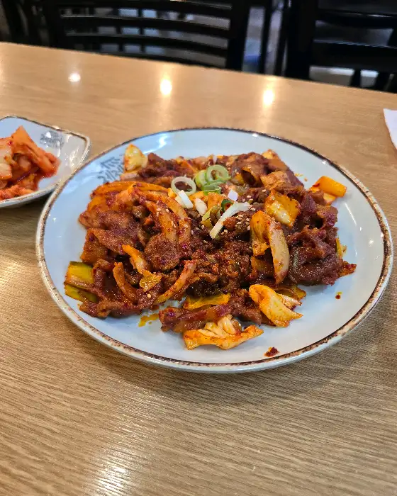 푸짐하게 담긴 제육볶음