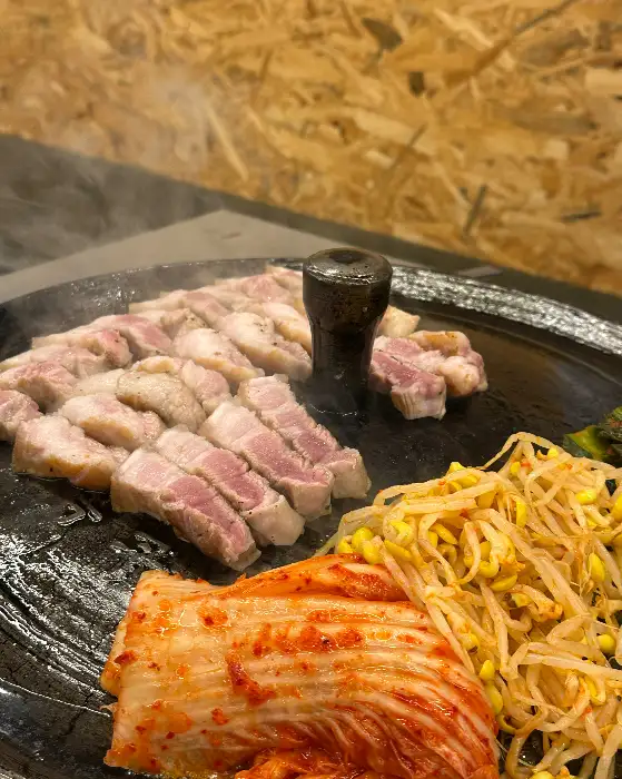잘 구워진 삼겹살과 콩나물, 김치