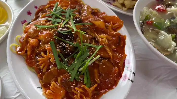 여러가지 중화요리가 함께 차려진 모습