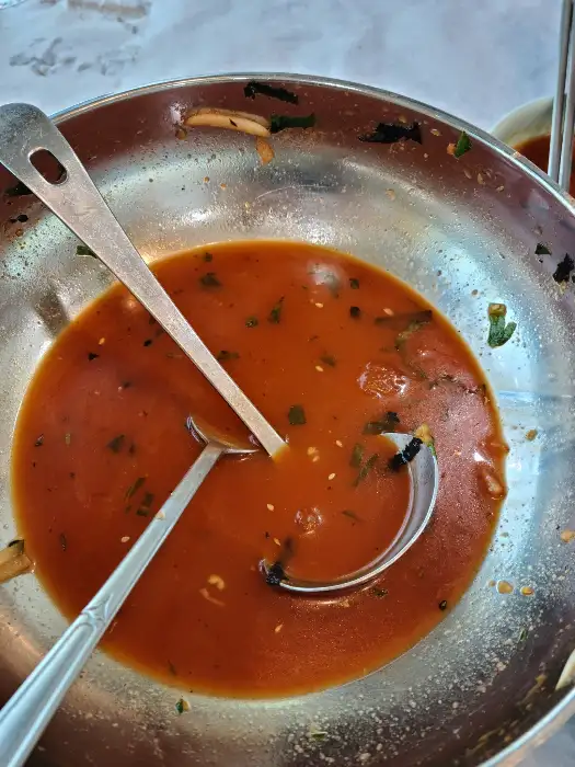 붉은 국물에 채소와 해산물이 들어간 음식