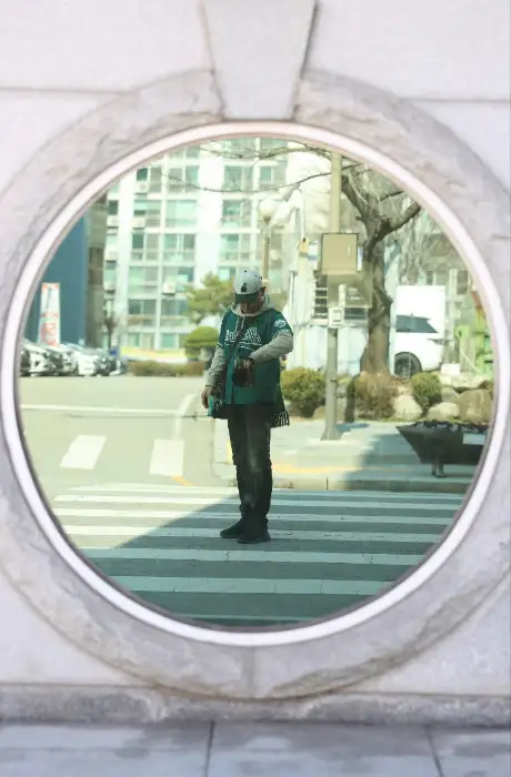 창가 좌석에서 보이는 거리 풍경