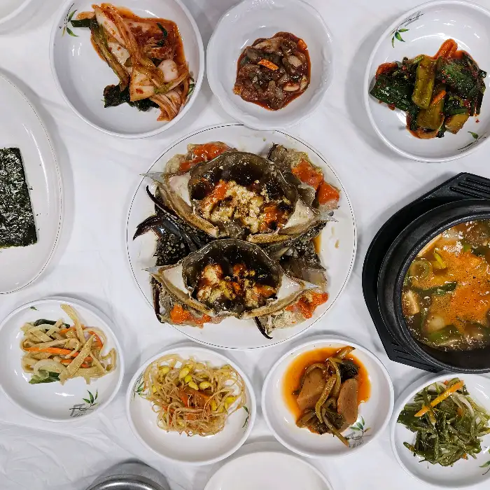 다양한 밑반찬과 간장게장