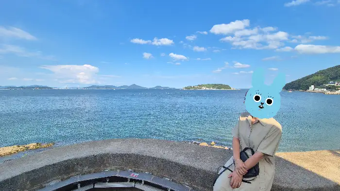 바다를 배경으로 앉아있는 사람의 뒷모습