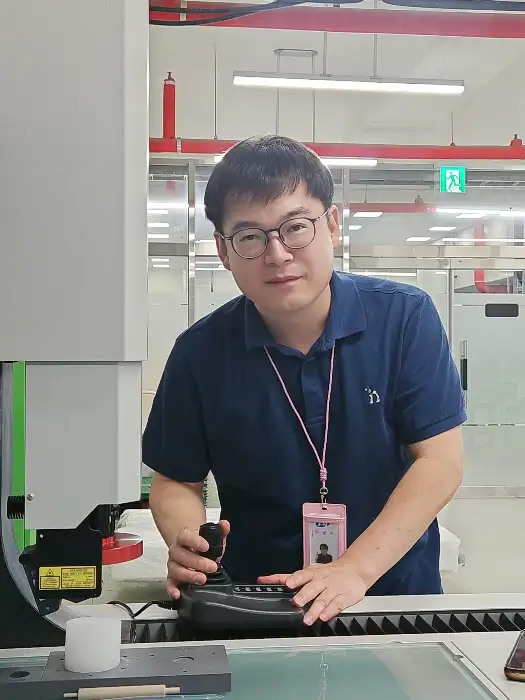 영업 중인 스타벅스 매장 앞