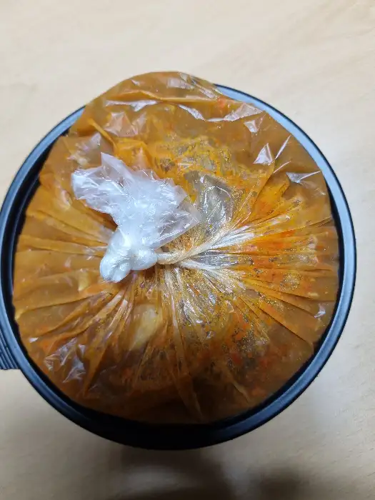 테이블에 준비된 음식 사진