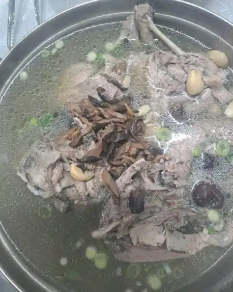 능이 오리 백숙 클로즈업