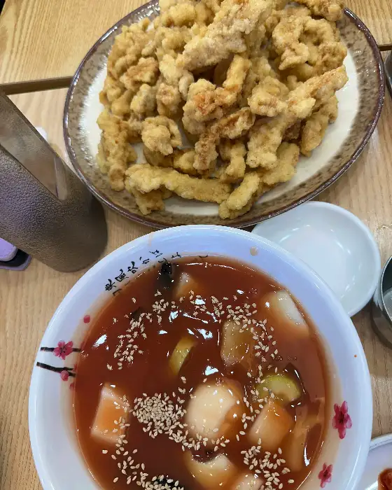 테이블 위에 놓인 탕수육과 물짜장