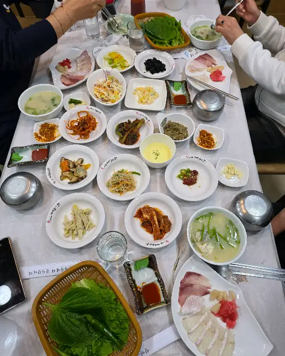 다양한 밑반찬과 메인 요리가 차려진 식탁의 모습