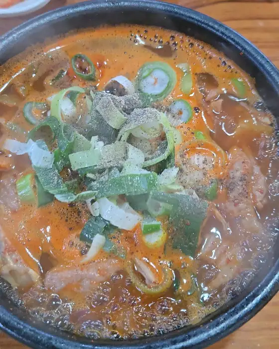 김이 모락모락 나는 순대국밥