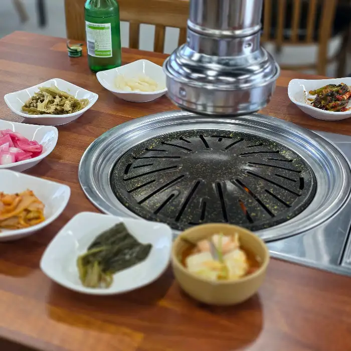 불판과 곁들임 반찬들