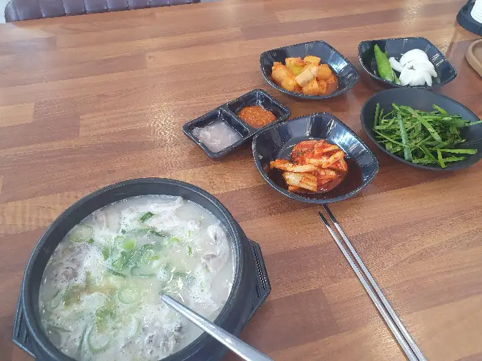 테이블 위에 놓인 젓가락과 숟가락