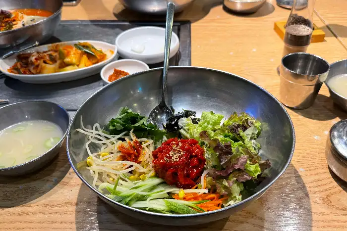정갈하게 차려진 비빔밥과 곁들임 찬들