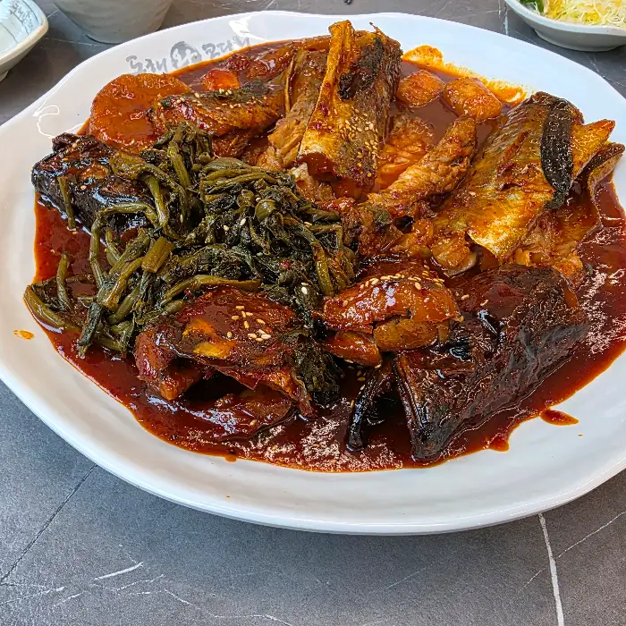 푸짐하게 차려진 코다리찜 한 상