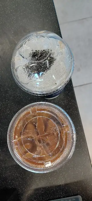 커피와 음료 두 잔