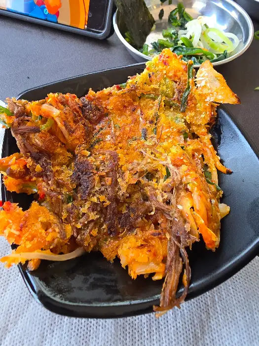 접시에 담겨 나온 노릇한 김치전
