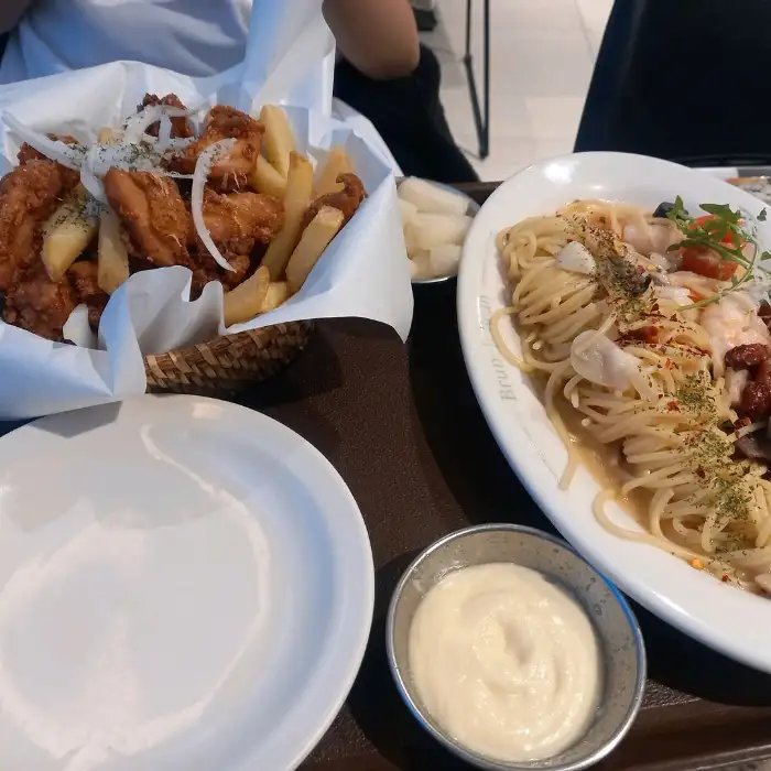 치킨 텐더와 감자튀김