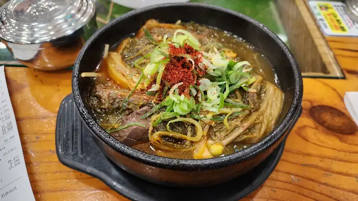 깔끔하고 정돈된 식당 내부