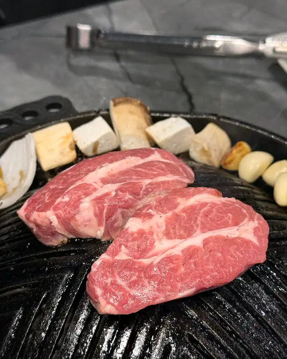 숯불 위에서 구워지는 두툼한 생등심.