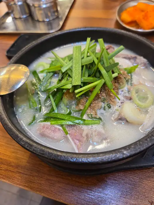 풍성한 건더기가 돋보이는 순대국