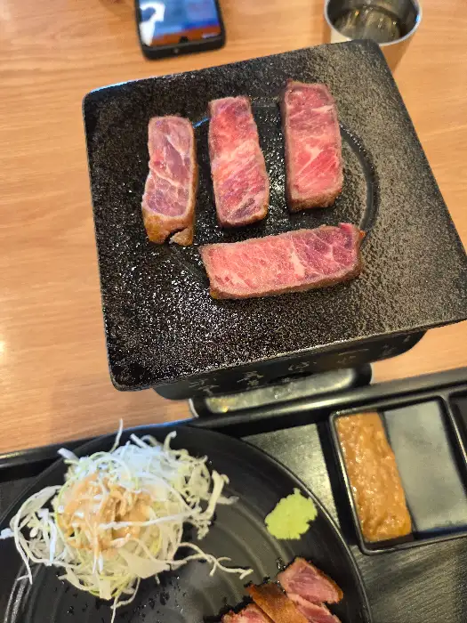 화로 위에서 굽고 있는 규카츠 조각들