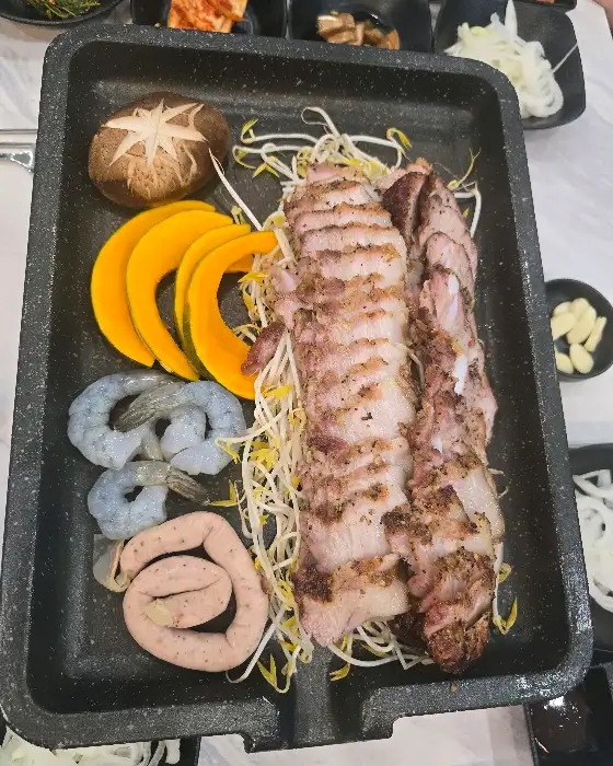 플레이팅된 항아리 바베큐와 곁들임 재료