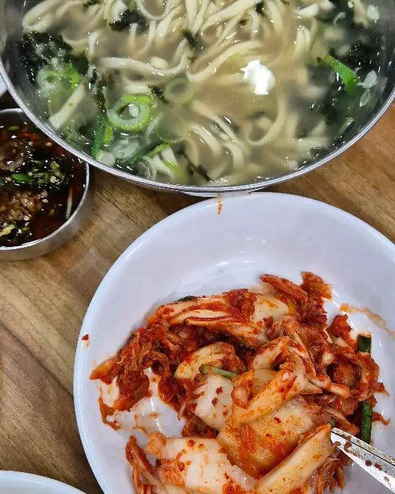 칼국수와 김치 클로즈업