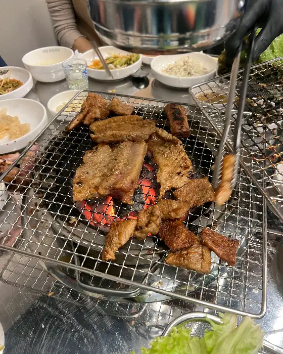 푸짐하게 담겨 나온 돼지갈비